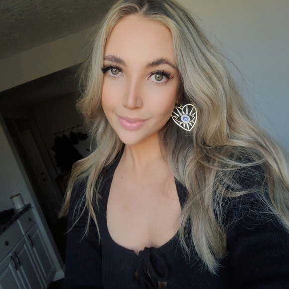 Meet your Posher, Steffi Thomas - Picture 2 of 3